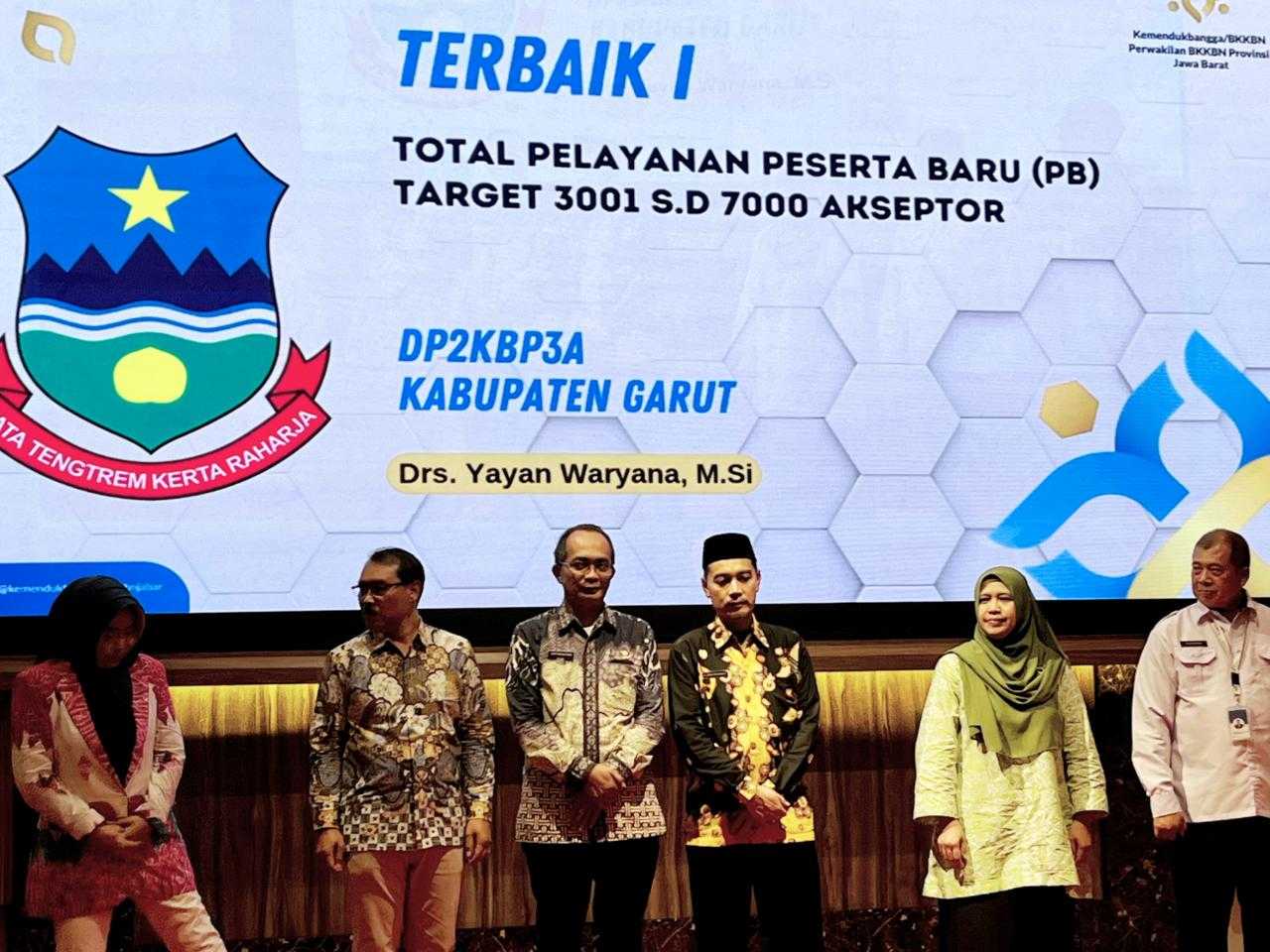 BKKBN Jawa Barat Anugerahkan Tiga Penghargaan Terbaik dari BKKBN Jawa Barat dalam Pelayanan KB