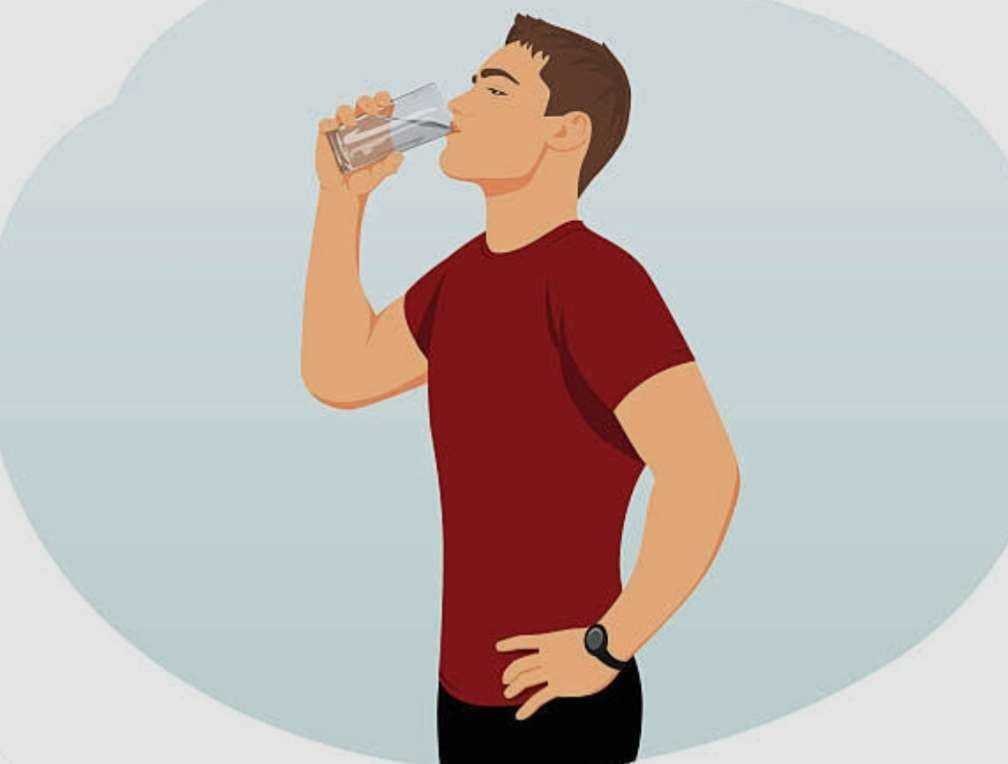 Mitos atau Fakta: Minum Sambil Berdiri Bisa Rusak Ginjal?