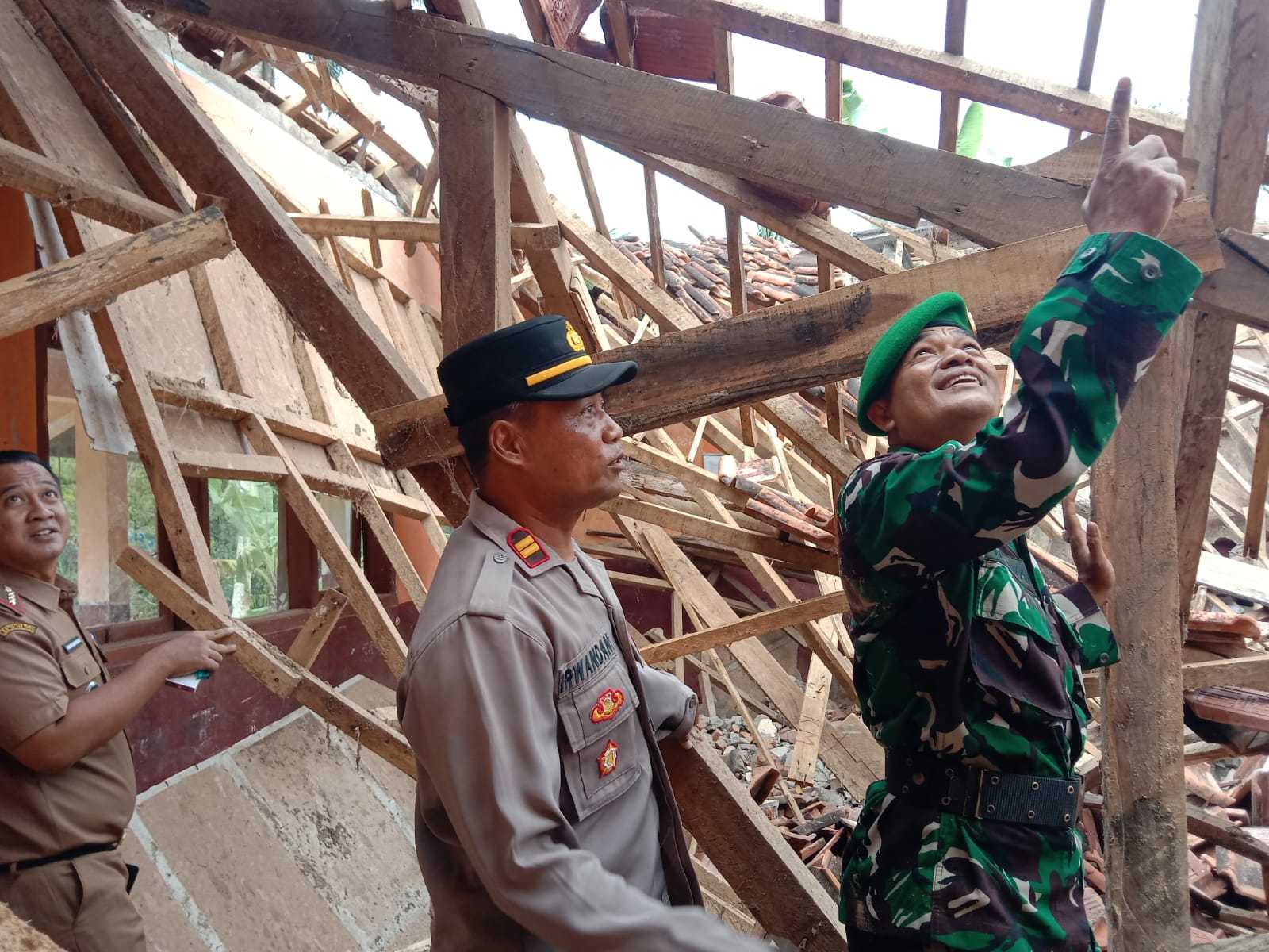 Atap SDN 1 Najaten Cibalong Roboh, Diduga Karena Usia Bangunan dan Cuaca Ekstrem