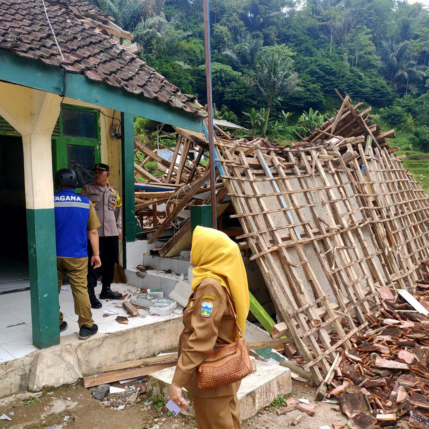 Ruang Guru SMP PGRI Talegong Ambruk, Pergeseran Tanah Diduga Jadi Pemicu Utama