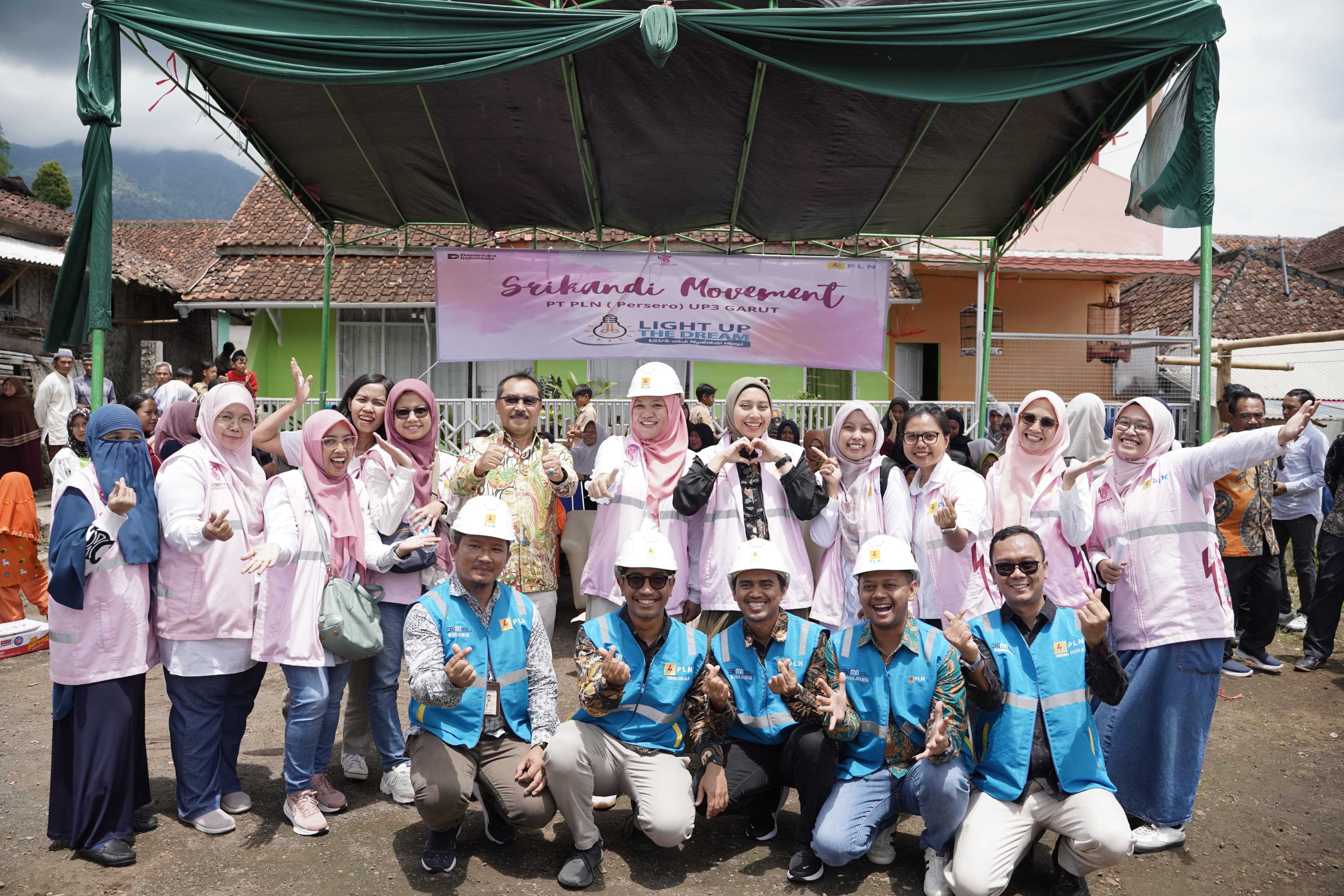 Wabup Garut Dampingi PLN Serahkan Sambungan Listrik Gratis untuk Janda Tangguh Lewat Program Srikandi Movement