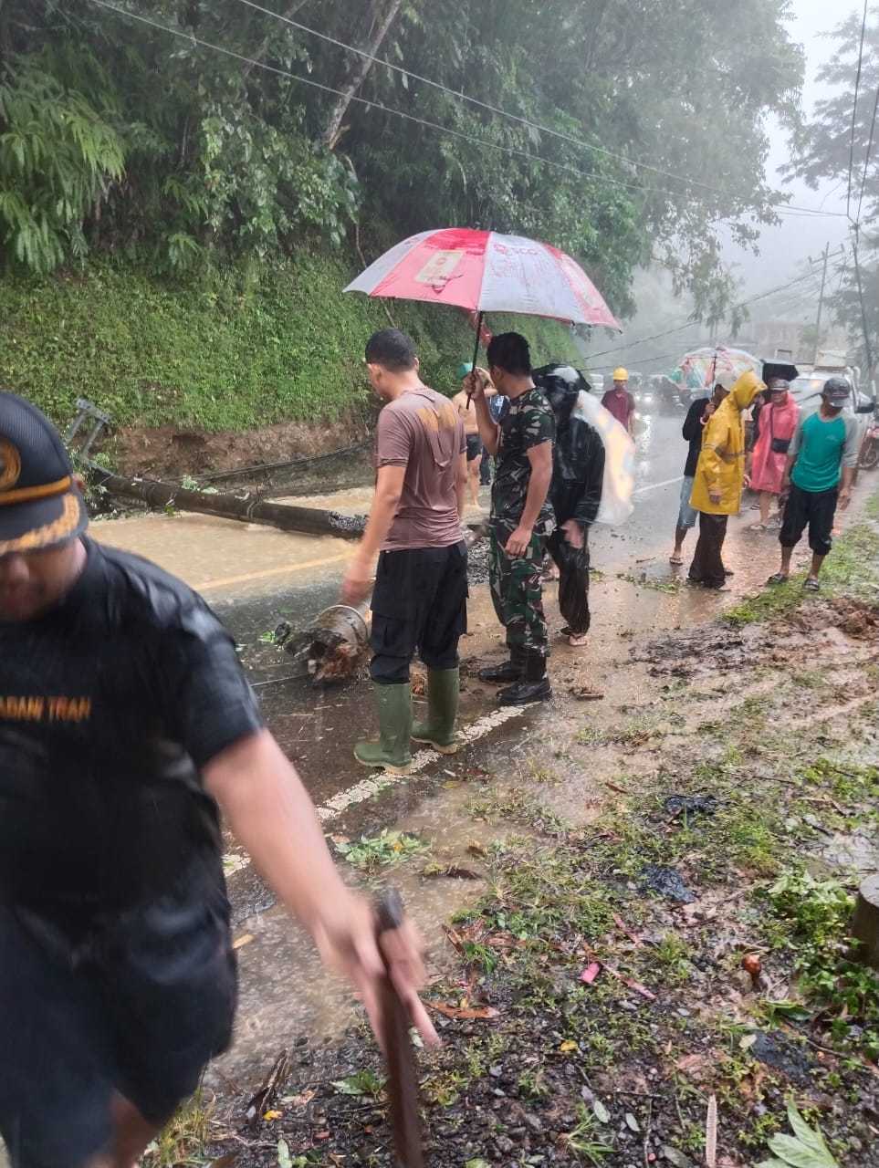 Akses Jalan Garut–Cisompet Kembali Dibuka Usai Evakuasi Longsor dan Tiang Listrik Tumbang