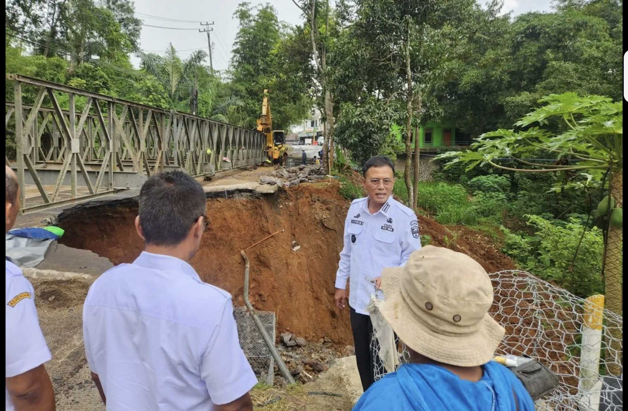 Jalur Nasional di Cipaku Mulai Diperbaiki, Bupati Ciamis Tinjau Langsung Lokasi Longsor