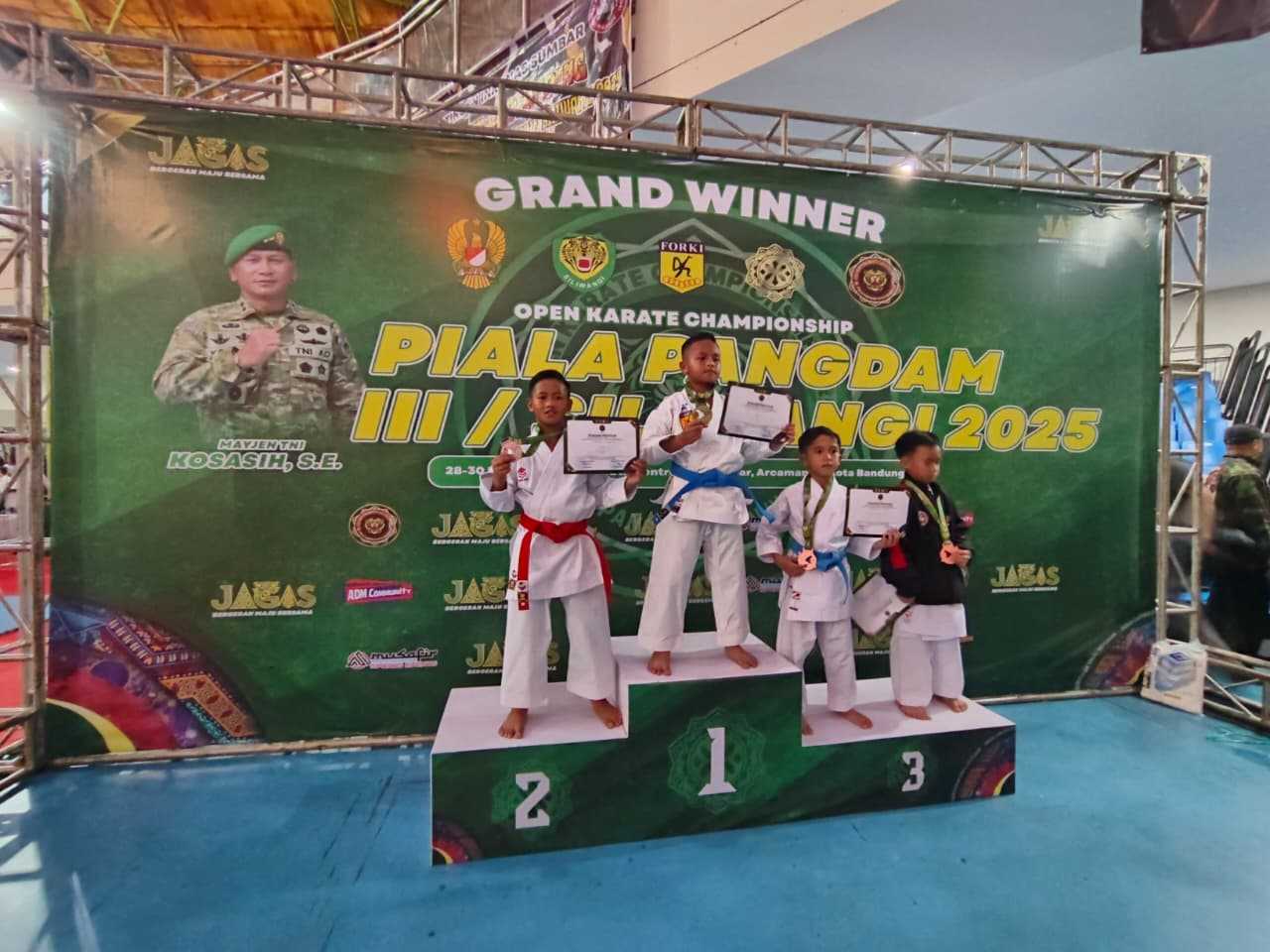 Dzikri Fahri Sabet Dua Gelar di Kejuaraan Open Karate Championship Piala Pangdam III Siliwangi