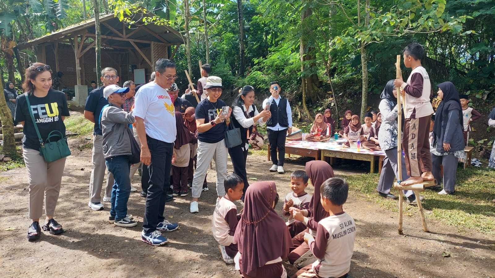 Alumni FE UI 85 dan Yayasan Pamula Salurkan Bantuan untuk SD Alam Muslim Cendikia Garut