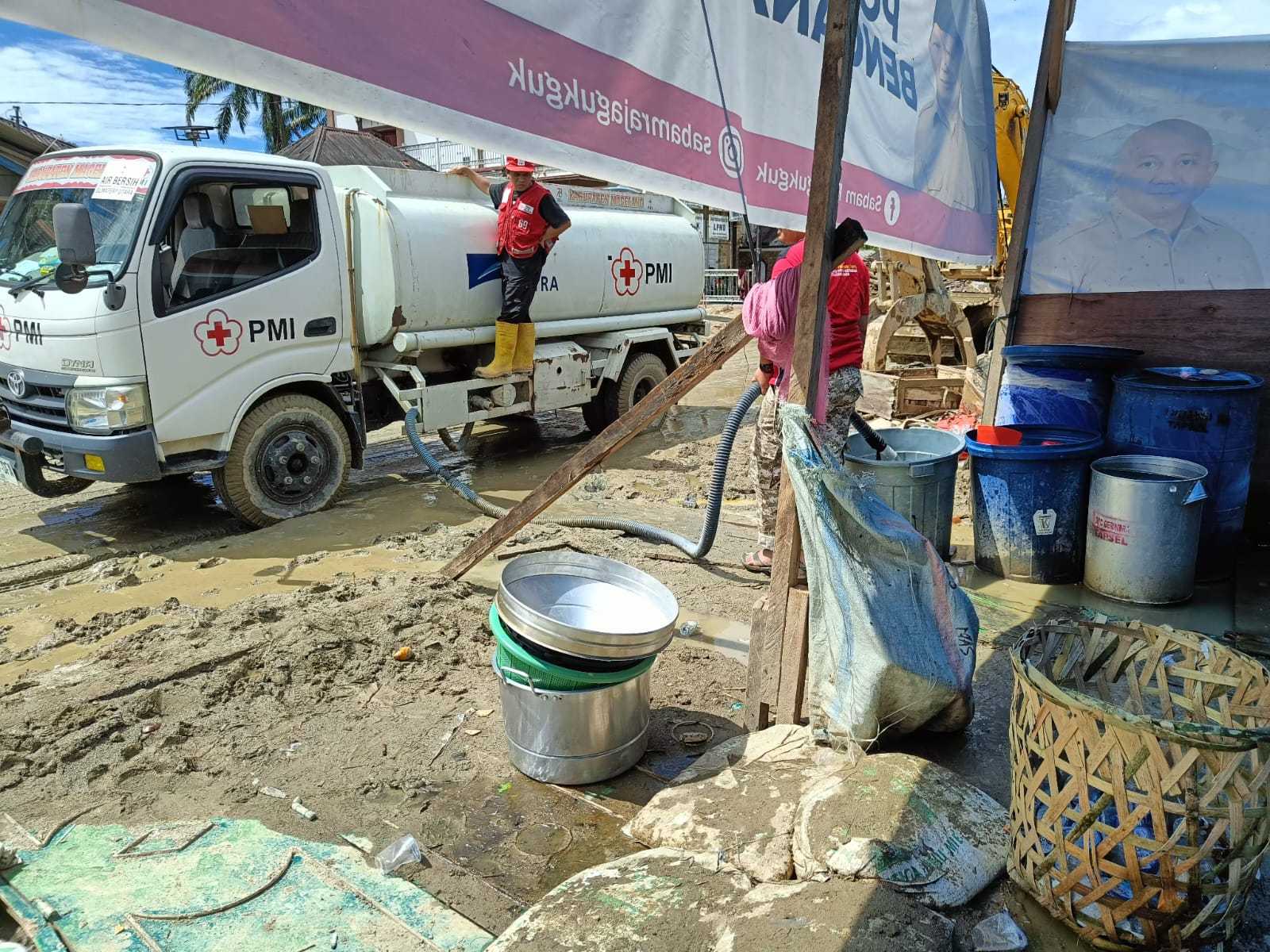 PMI Garut Terjunkan Relawan Salurkan Air Bersih bagi Korban Banjir dan Longsor di Aceh