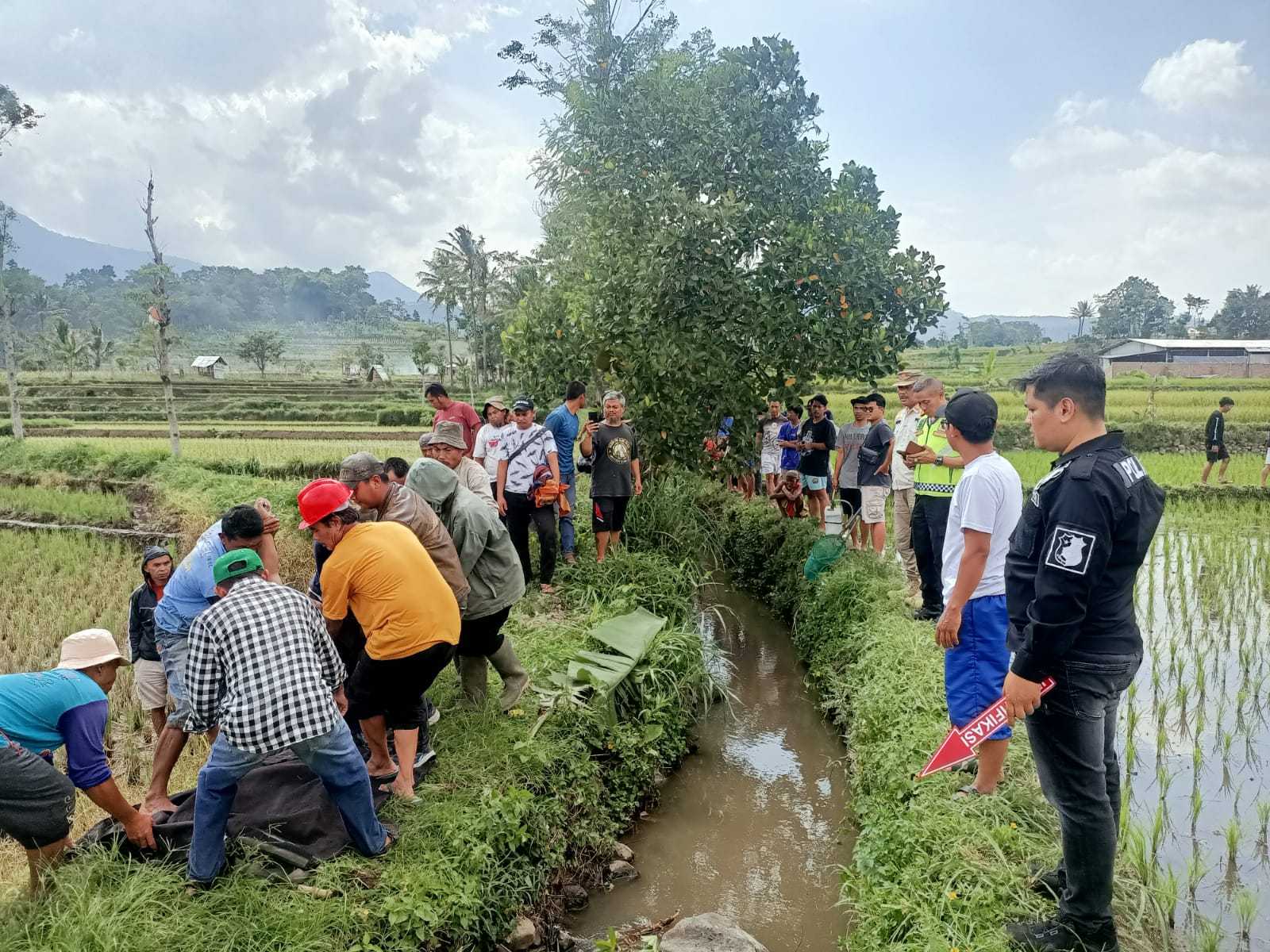 Warga Ditemukan Tak Bernyawa di Sungai Cipala, Polsek Kadungora Lakukan Evakuasi