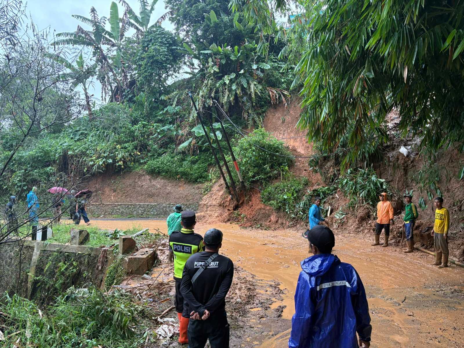 Pasca Longsor, Polsek Banjarwangi Intensifkan Patroli Mitigasi di Jalur Banjarwangi–Singajaya