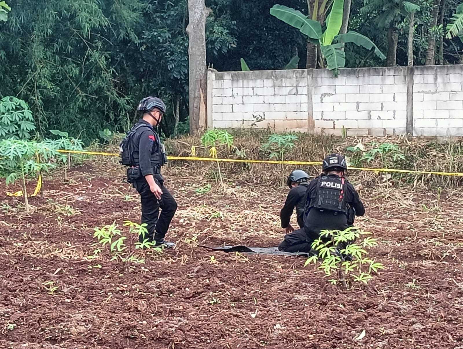 Polsek Leuwigoong dan Gegana Brimob Jabar Musnahkan Proyektil Temuan Warga