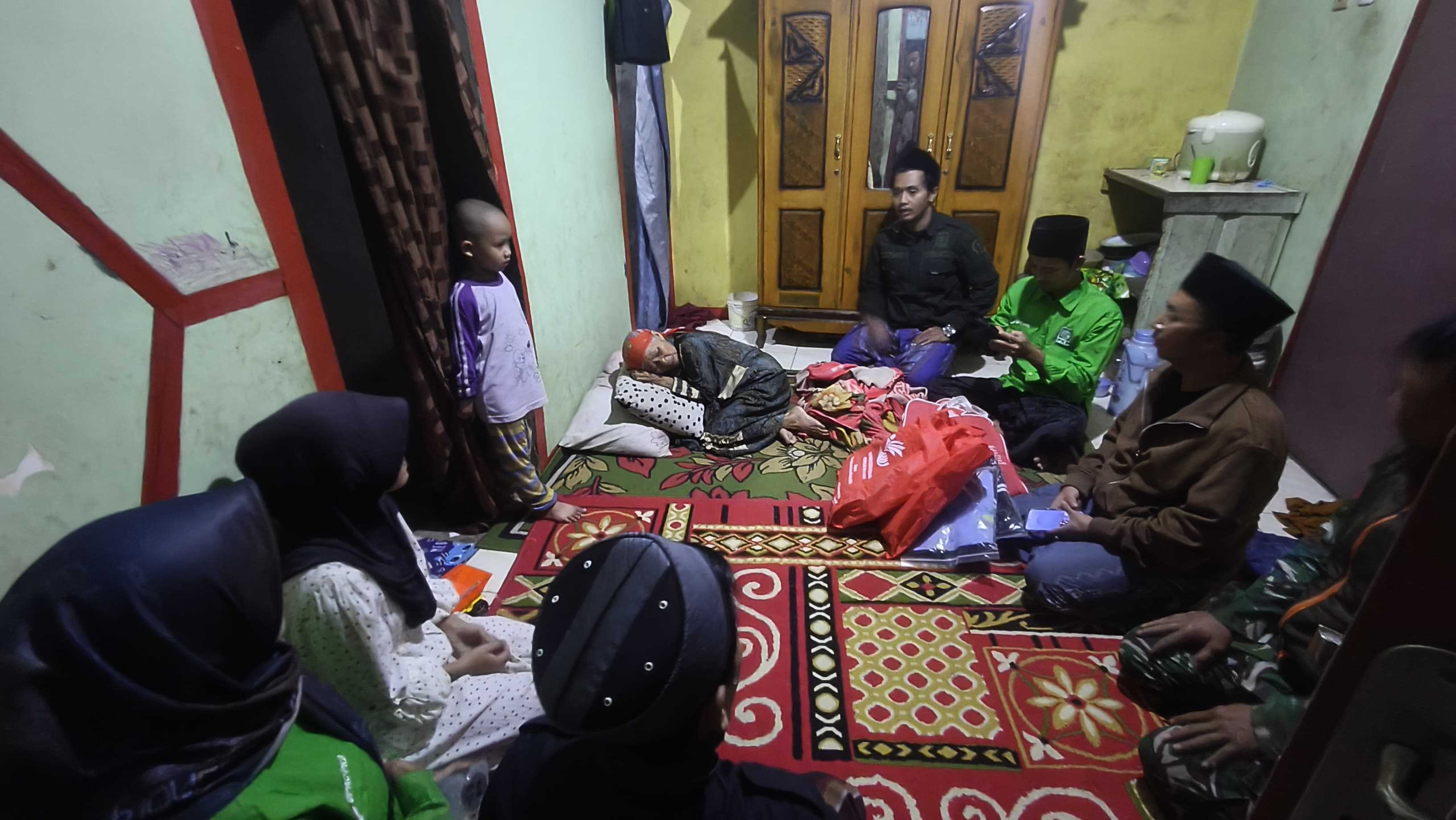 H. Aceng Malki Serahkan Bantuan untuk Dua Lansia yang Viral di Media Sosial