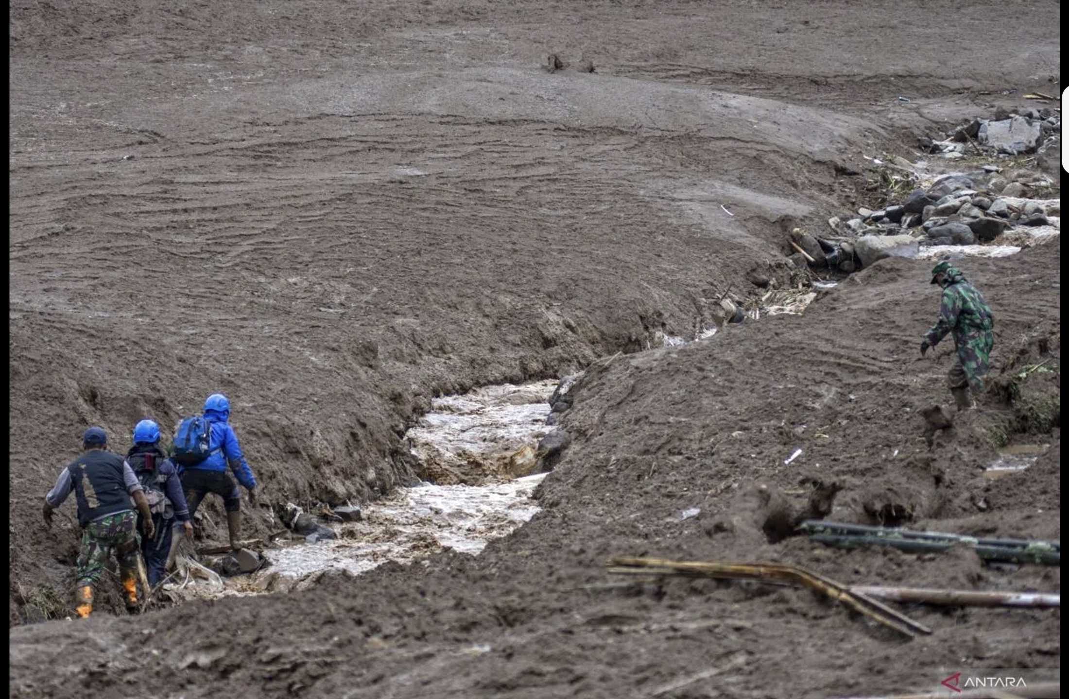 Longsor Cisarua Tinggalkan Duka, Puluhan Warga Mengungsi dan Keluarga Dilaporkan Hilang