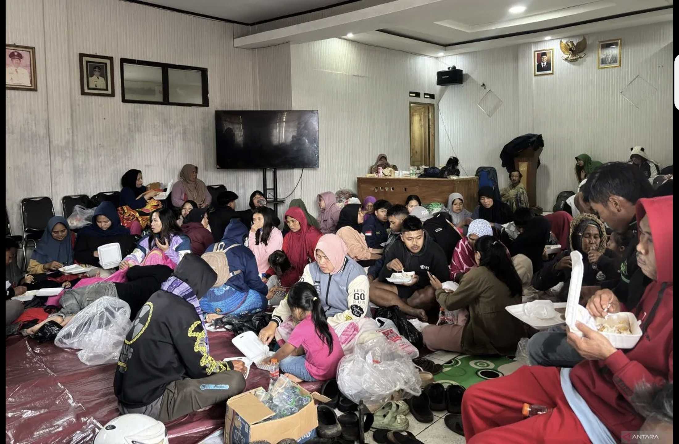 Longsor di Lereng Gunung Burangrang, 400 Warga Dievakuasi dan Puluhan Masih Dicari