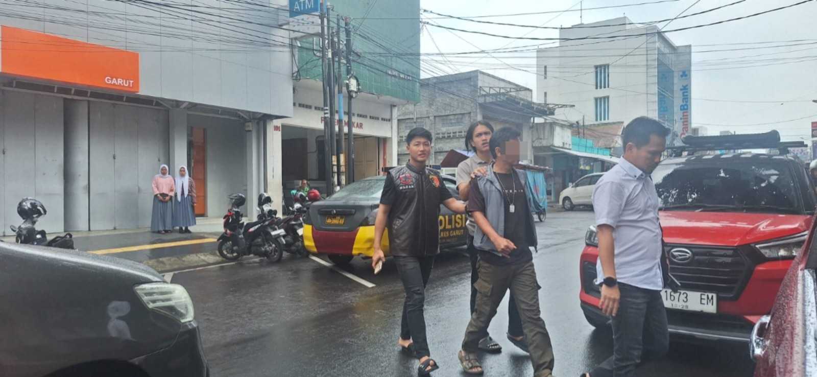 Respons Aduan Warga, Polsek Garut Kota Tertibkan Parkir Ilegal di Jalan Ciledug