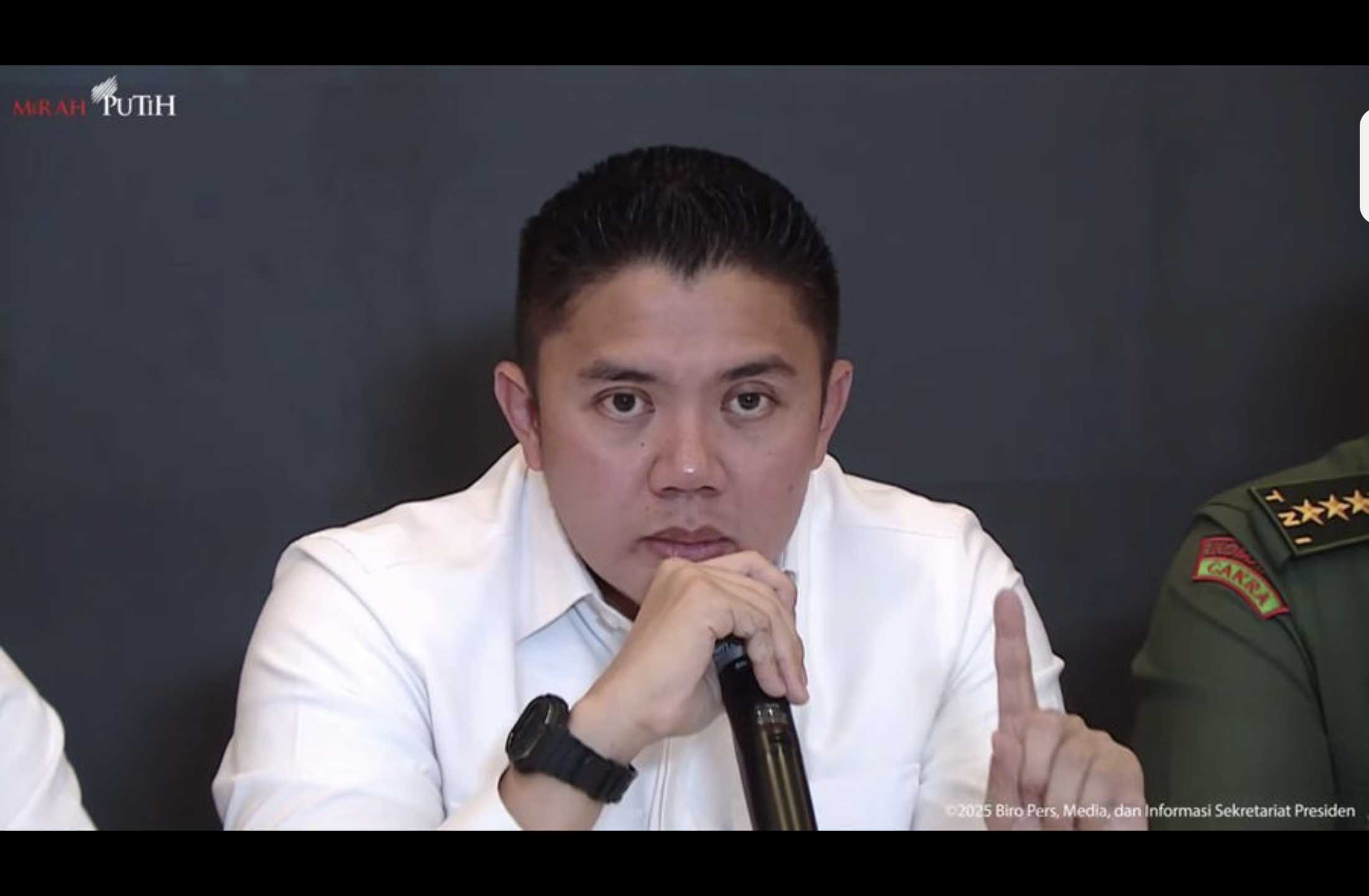 Seskab Teddy Bantah Isu Presiden Gunakan Dua Pesawat Saat Lawatan Luar Negeri