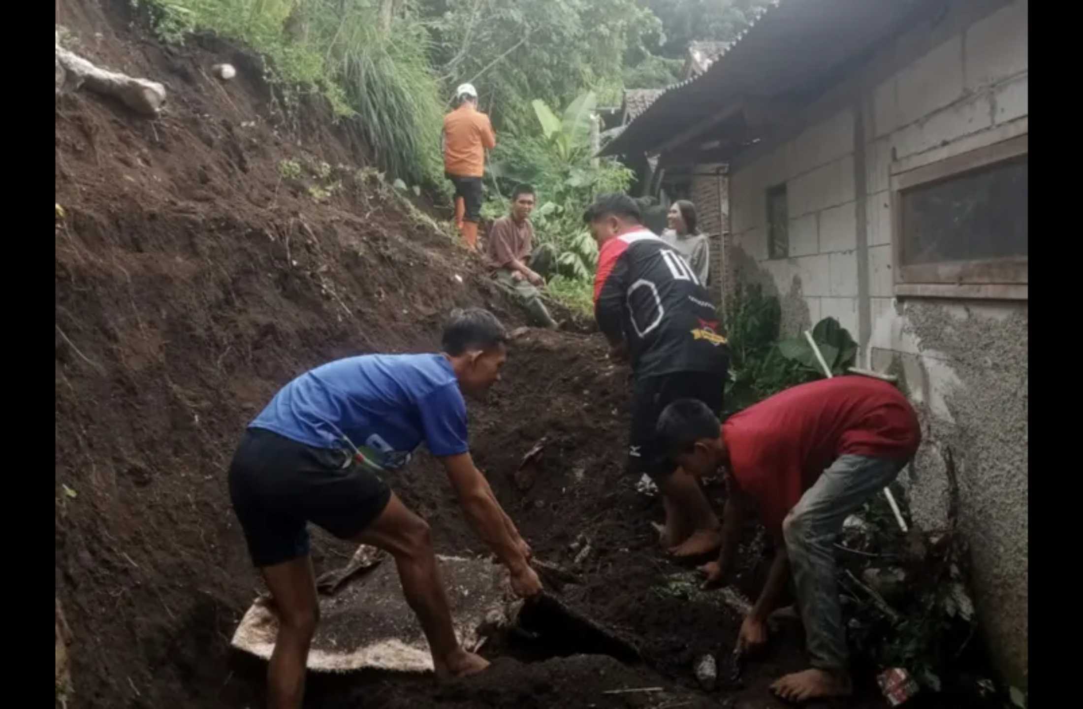 Hujan Intensitas Tinggi Sebabkan Longsor di Sukaresmi Garut, Dua Rumah Terdampak