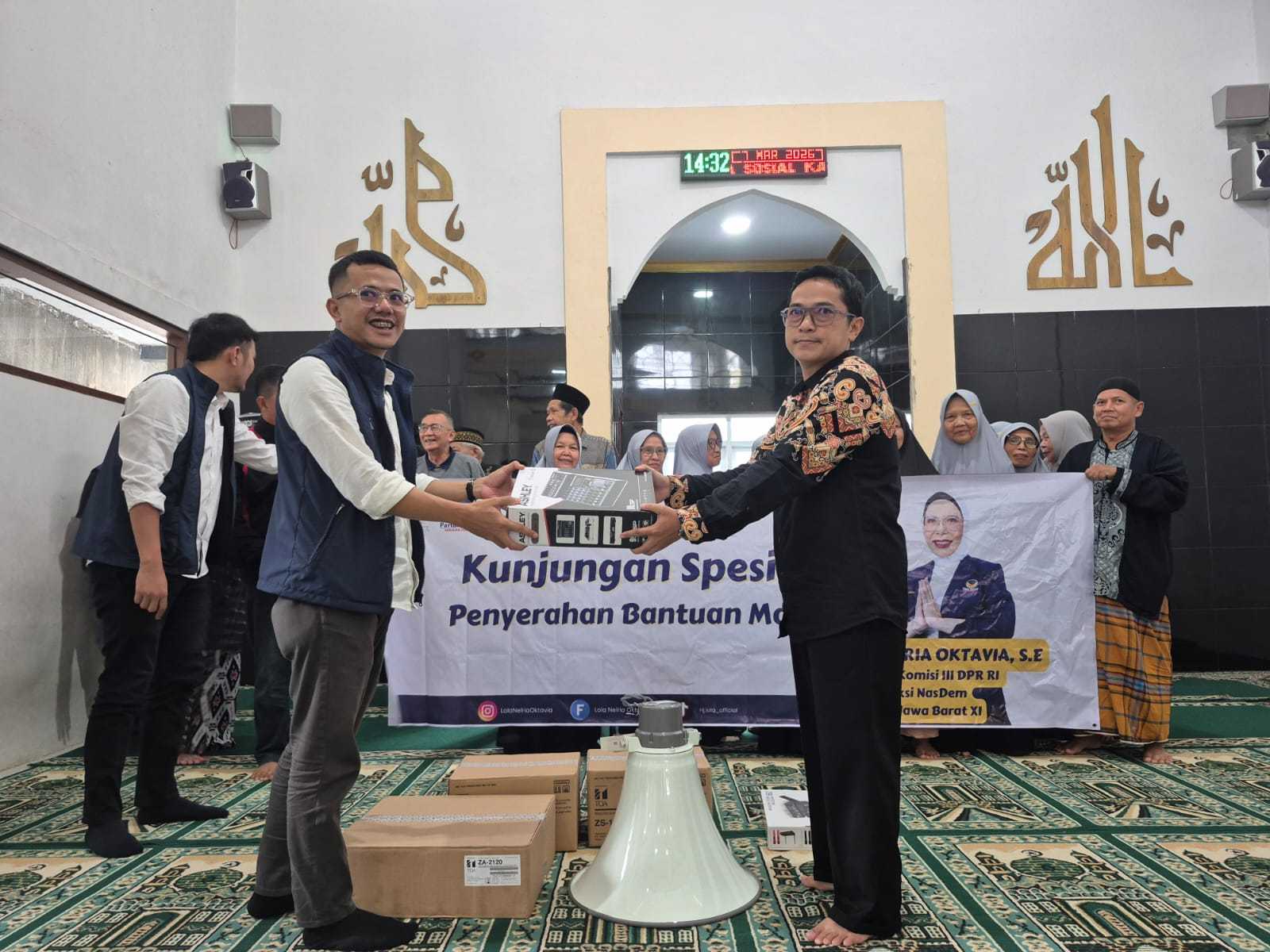Legislator NasDem Lola Nelria Salurkan Bantuan Sound System ke Masjid Al-Haq Garut