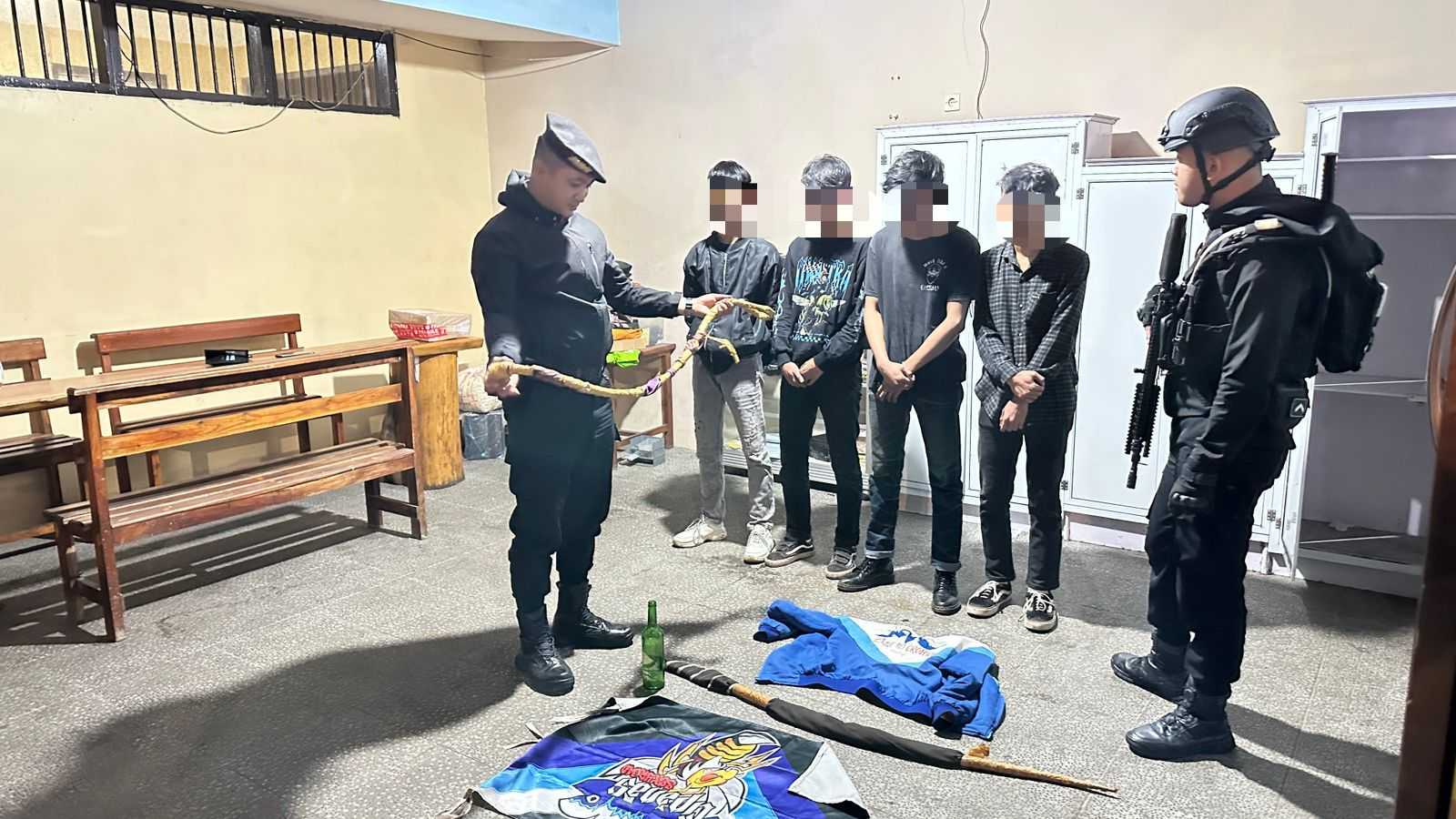 Polisi Amankan Empat Pemuda Diduga Gank Motor Hendak Perang Sarung Bawa Sajam dan Miras