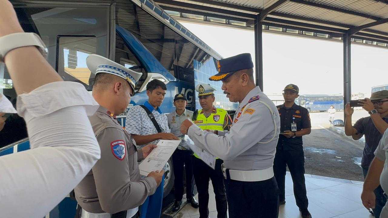 Pastikan Bus Layak Jalan, Polres Garut Gelar Ramp Check dan Cek Kesehatan Sopir di Terminal Guntur